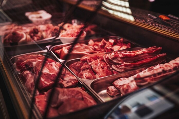 showcase-with-freash-raw-meat-in-butcher-s-shop-1568x1045