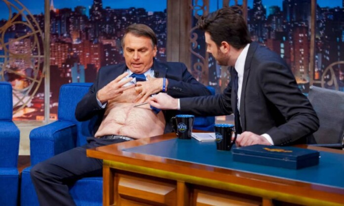 82938857_Bolsonaro-tira-a-camisa-em-programa-de-TV-para-mostrar-regiao-em-que-levou-facada-O-preside-1