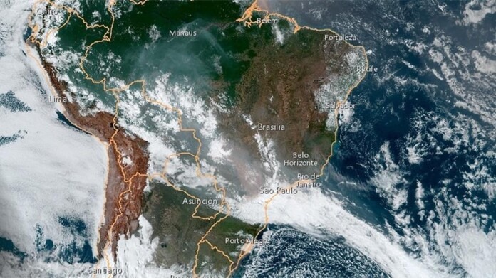 imagem-de-satelite-da-nasa-mostra-o-corredor-de-fumaca-da-amazonia-sobre-a-america-do-sul-na-segunda-feira-19-1566254633039_v2_900x506