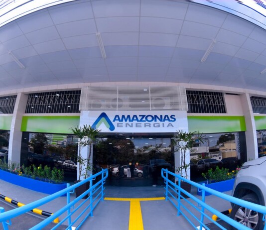 Mais de 50 mil clientes permanecem sem energia em Manaus após temporal e Amazonas Energia é criticada