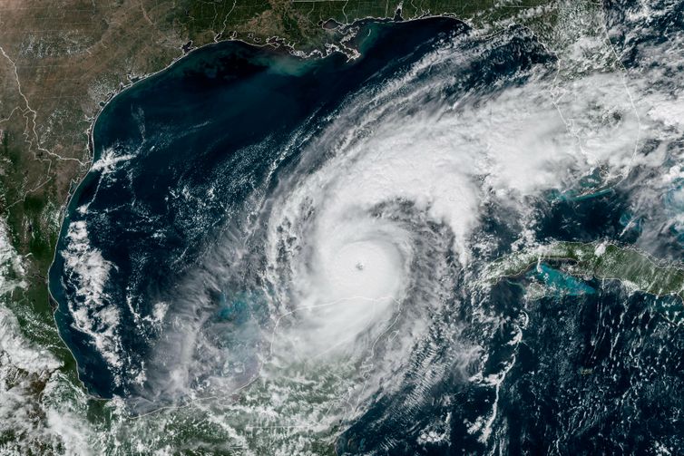 Furacão Milton tem previsão de desaparecer na segunda-feira