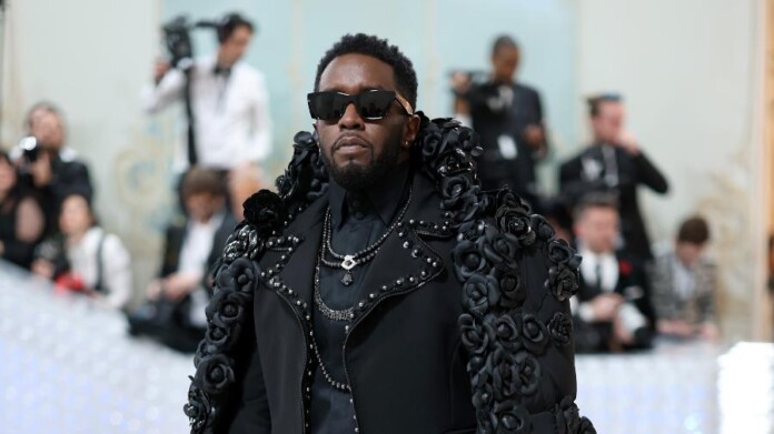 sean-diddy-usa-capa-preta-com-detalhes-de-rosas-para-o-met-1682987553224_v2_900x506