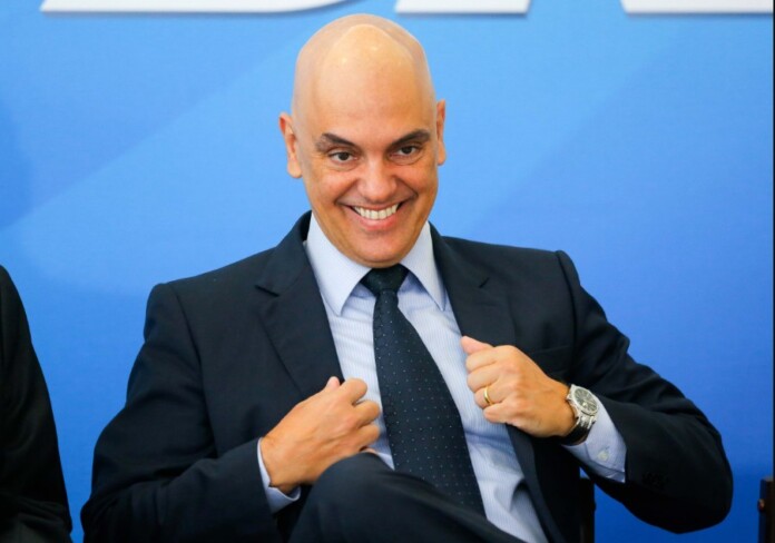 alexandre-de-moraes-rindo-dos-brasileiros_foto-sergio-lima-poder-360