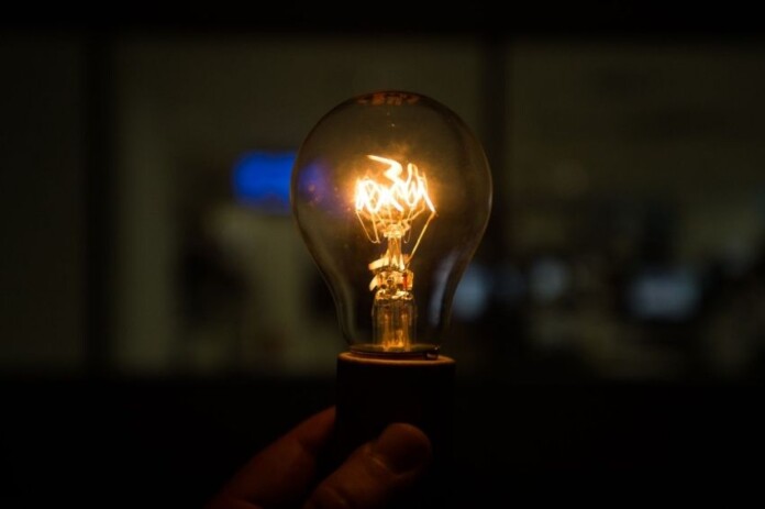 09-02-2021-canal-solar-Brasileiro-fica-em-media-14-horas-sem-energia-eletrica-por-ano