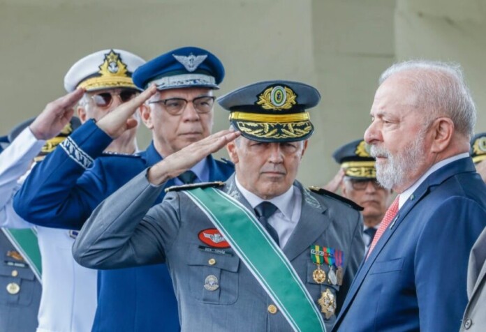 Foto-dos-três-comandantes-das-Forças-Armadas-prestando-contin-1024x701