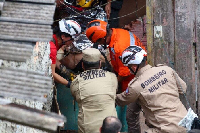 Governo-do-Amazonas-mobiliza-operacao-de-resgate-de-vitimas-de-deslizamento-de-terra-no-bairro-Redencao-2_Foto-Arthur-Castro-Secom