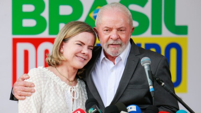 LulaDaSilva-GleisiHoffmann-Coletiva-GovernoDeTransicao-PT-CCBB-848x477