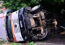 Caminhão de lixo perde o controle e tomba em ladeira na Zona Leste de Manaus