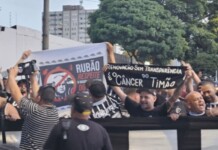 Torcida do Corinthians protesta contra impeachment: “Não vai ter golpe”