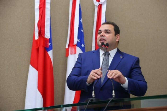 12-Presidente-da-Aleam-deputado-Roberto-Cidade-cobra-explicacCCA7oCC83es-e-presencCCA7a-de-superintendente-do-DNIT-na-Assembleia-Legislativa-1024x683-1