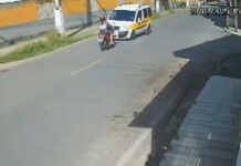 Motoqueira morre após bater de frente com van escolar enquanto mexia no celular; veja vídeo