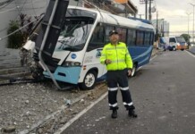Micro-ônibus perde controle e colide com poste na avenida Darcy Vargas