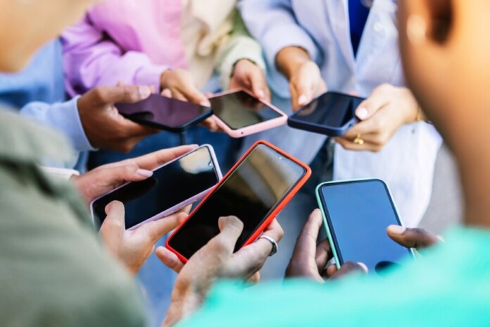 Iamegm-colorida-de-jovens-mexendo-no-celular-juntos