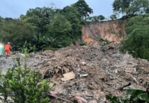 Deslizamento de terra no bairro Fazendinha causa vítimas soterradas e destruição de casas