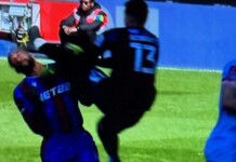 Entrada violenta: goleiro atinge atacante rival com voadora