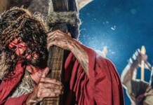 Após interpretar diabo no carnaval, José Loreto vive Jesus em espetáculo da Paixão de Cristo