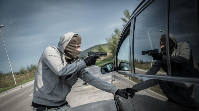 assalto-a-carro-automovel-bandido-assaltante-ladrao-seguranca-publica-assalto-a-mao-armada-arma-1710537406313_v2_900x506
