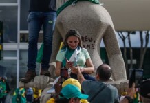 Fux devolve ao STF caso de Débora dos Santos, condenada pelos atos de 8 de janeiro