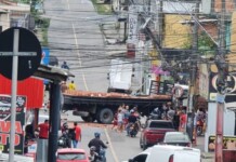 Caminhão carregado de tijolos perde controle e atinge residência em Manaus