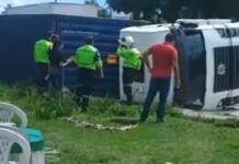 Carreta tomba na Bola da Gillete e causa danos materiais em Manaus; veja vídeo