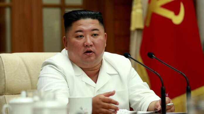 25ago2020---foto-divulgada-pela-agencia-oficial-de-noticias-da-coreia-do-norte-mostra-o-lider-do-pais-kim-jong-un-durante-reuniao-com-membros-do-governo-1598439715175_v2_900x506