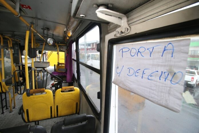 falta-manutencao-e-onibus-tem-portas-e-assentos-quebrados