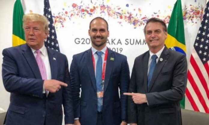83423344_Donald-Trump-Eduardo-Bolsonaro-e-Jair-Bolsonaro-durante-a-cupula-do-G-20-no-Japao.-Foto-1