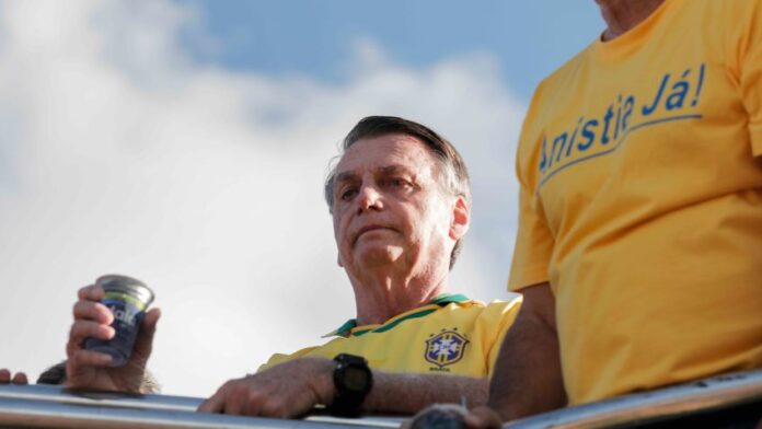 JairBolsonaro-Passeata-Anistia-SilaMalafai-MichelleBolsonaro-111-848x477