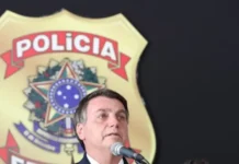 PF apreende pen drive, celular e 14 mil dólares na casa de Bolsonaro