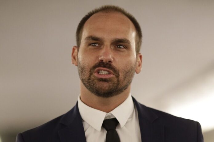 O deputado Eduardo Bolsonaro (PSL-RJ) caminha em direção ao seu gabinete no Congresso Nacional