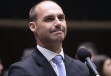 Eduardo Bolsonaro chega próximo ao limite de faltas na Câmara, e PT pede perda do mandato de deputado
