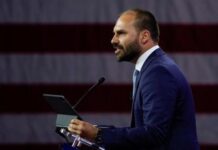 Após ter contas bloqueadas, Eduardo Bolsonaro volta a atacar Moraes e diz que não pretende recuar