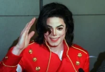 Meia usada por Michael Jackson em show é vendida por quase R$ 40 mil