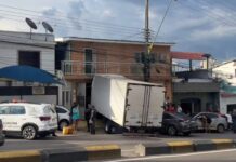 Caminhão da Semulsp invade casa e atinge três veículos no São Jorge em Manaus