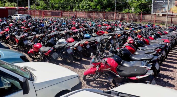 Detran-AM_Visitacao_Leilao_Creditos_Divulgacao-Detran-AM-2-1-1536x843