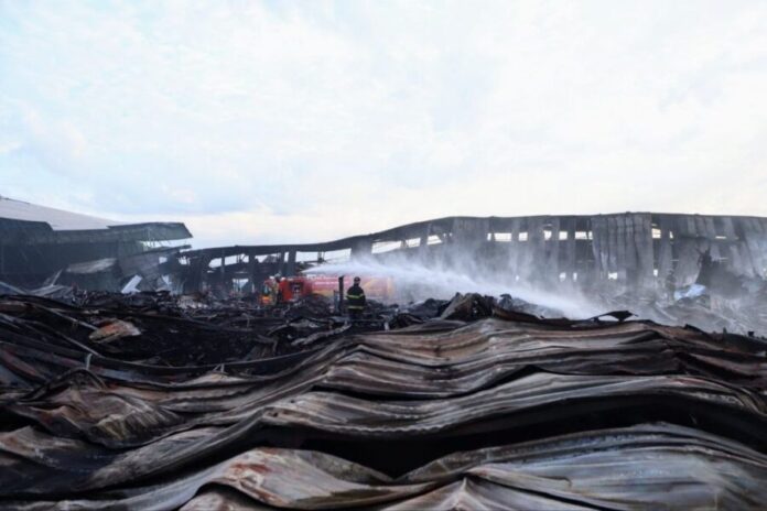 Em-menos-de-48-horas-Corpo-de-Bombeiros-do-Amazonas-elimina-todos-os-focos-de-incendio-da-ocorrencia-nas-empresas-do-Distrito-Industrial-2_Foto-Paula-Pessoa-UGPE-4-1024x683
