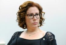 Mesmo após passar mal, Zambelli seguirá presa na Itália