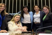 Deputada entra no plenário com filha de 4 meses antes da desocupação da Mesa Diretora