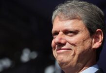 “O Brasil não aguenta mais o PT e não aguenta mais o Lula”, diz Tarcísio