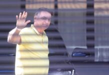 Moraes autoriza policiamento na área externa da casa de Bolsonaro após alerta de risco de fuga
