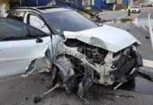 Carro destrói poste em acidente na Avenida do Turismo na Ponta Negra em Manaus