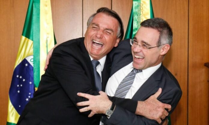Bolsonaro-Mendonca-abraco