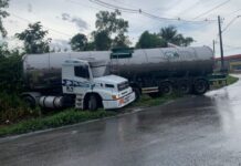 Carreta perde o controle e invade área de mata na Avenida Cosme Ferreira em Manaus