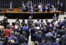 Deputados dão aval à urgência de proposta que concede anistia a atos políticos