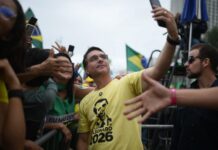Flávio Bolsonaro chama Moraes de psicopata e prevê isolamento do ministro no STF