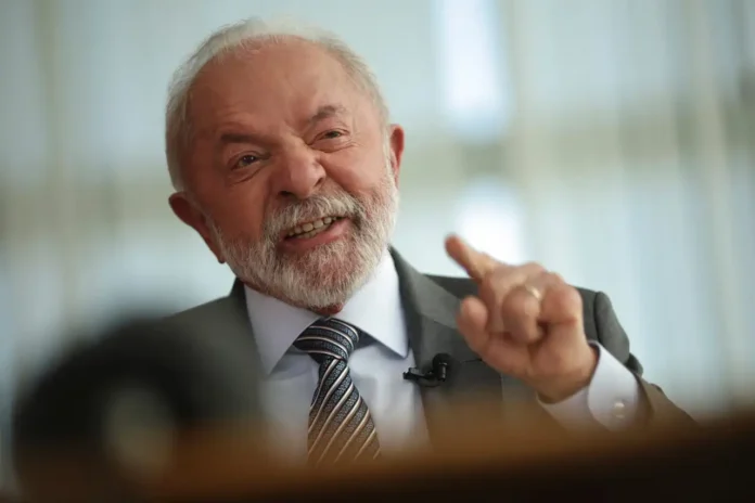 2025-08-06T184047Z_1_LYNXMPEL750XX_RTROPTP_4_POLITICA-LULA-ENTREVISTA-BOLSONARO