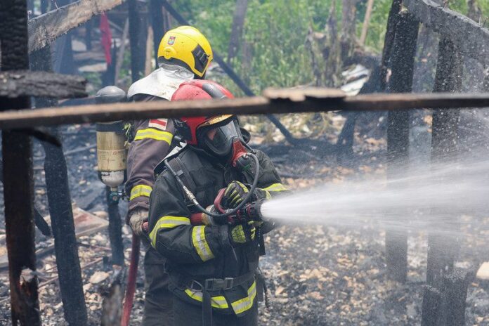 Atuacao-rapida-do-Corpo-de-Bombeiros-evita-propagacao-de-fogo-em-residencias-na-zona-oeste-de-Manaus-1_foto-Mauro-Neto-Secom