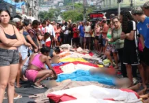 Moradores da Penha levam 72 corpos para praça após operação mais letal do Rio