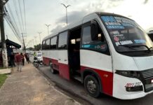 Micro-ônibus “alternativo” é retirado de circulação por pneus ruins, motorista sem CNH e janelas quebradas