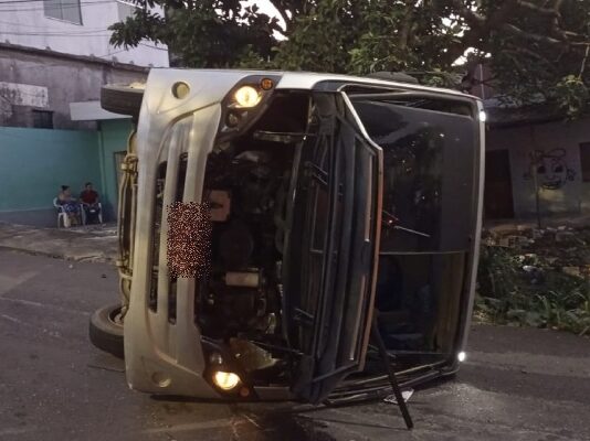 Ônibus tomba em ladeira no bairro Nova Cidade, zona Norte de Manaus